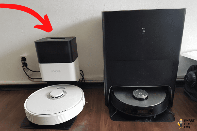 Die Absaugstation des Roborock Q7 Max Plus steht zu Vergleichszwecken neben einer Absaugstation eines Konkurrenzmodells